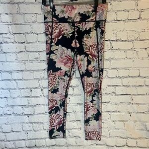 Athleta Women’s Black Floral 7/8‎ Workout Leggings Size Small